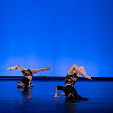 Les deux danseuses formant la « OUPS Dance Company » ont remporté le Concours chorégraphique Dialogues organisé en janvier 2021 par le mécénat de la Caisse des Dépôts en partenariat avec le chorégraphe Mourad Merzouki