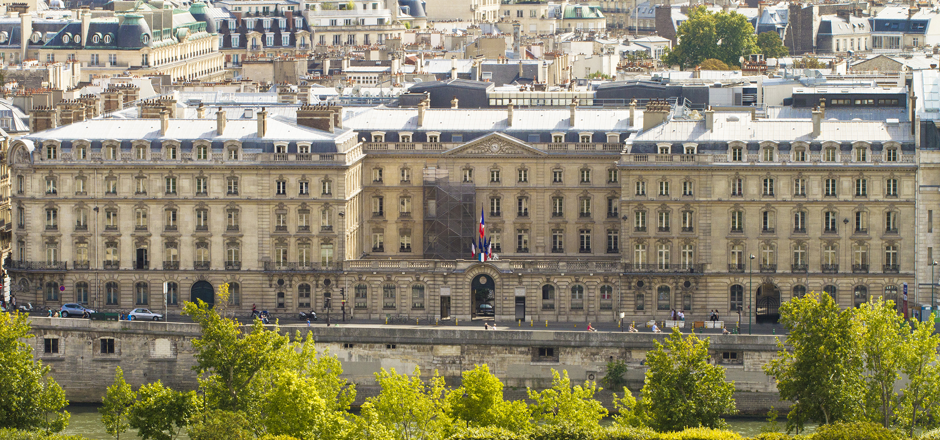 Siège de la Caisse des Dépôts vu depuis la grande roue, le 02 août 2011.