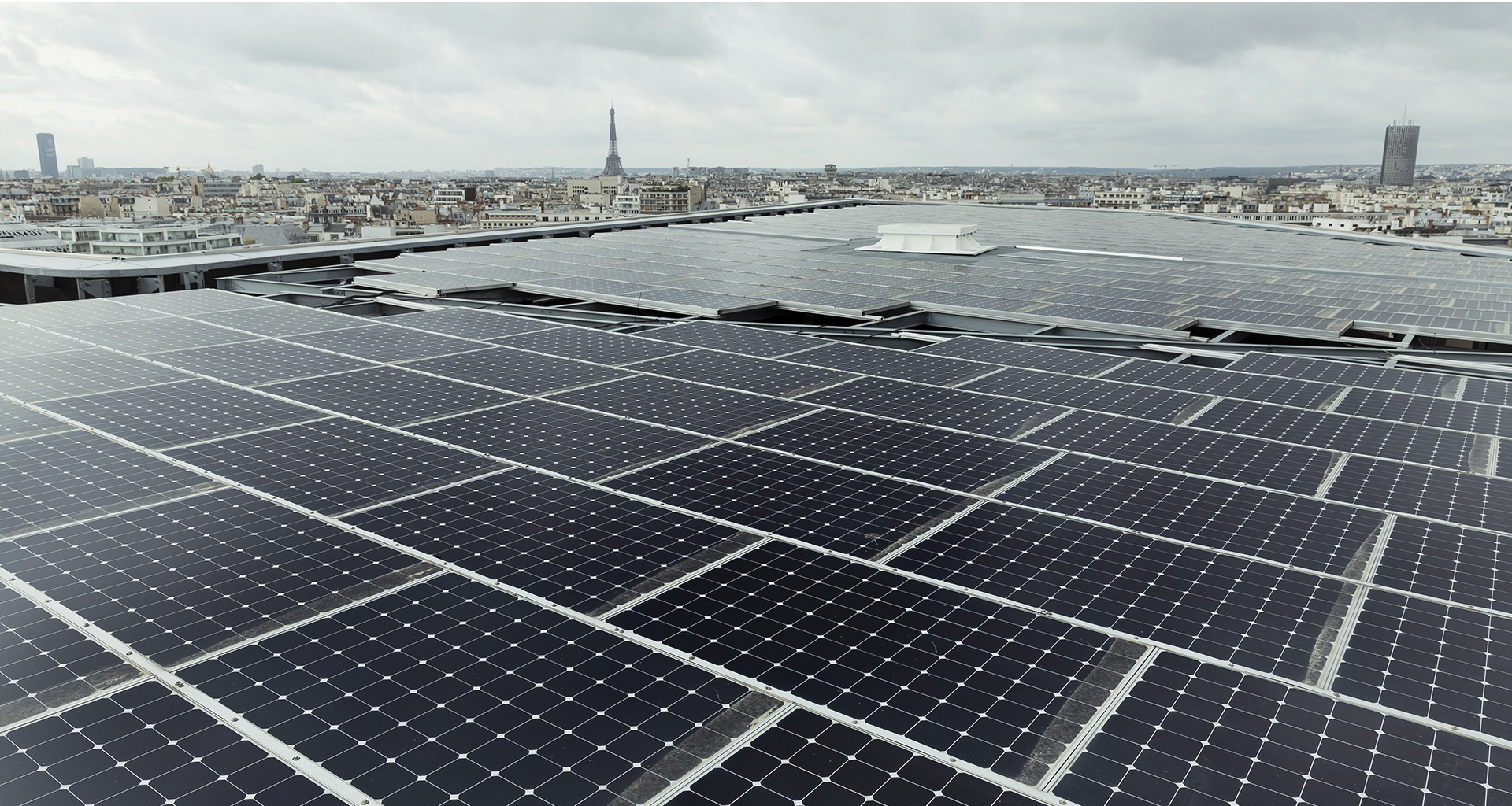 vue à 360 degrés de Paris depuis le toit de l'immeuble Green Office Enjoy dans la ZAC Batignolles à Paris 17e couvert de panneaux photovoltaÏques 