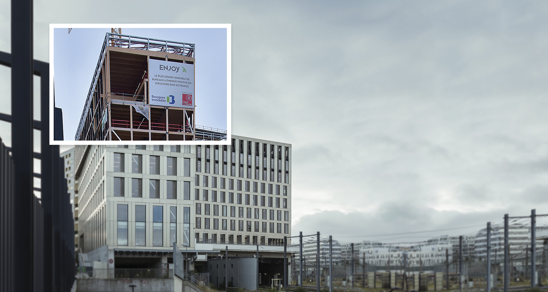 montage montrant une des façades de l'immeuble de bureaux Enjoy avec en focus la construction du bâtiment fin 2017 pour montrer l'ossature bois et le bâtiment actuel 