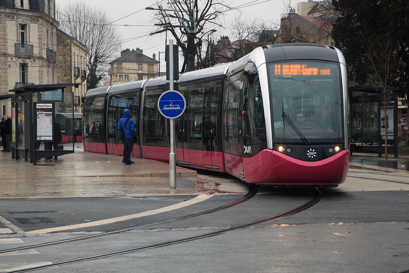 Le tramway de la ville de Dijon. Ligne réalisée sous la maîtrise d'oeuvre d'Egis.