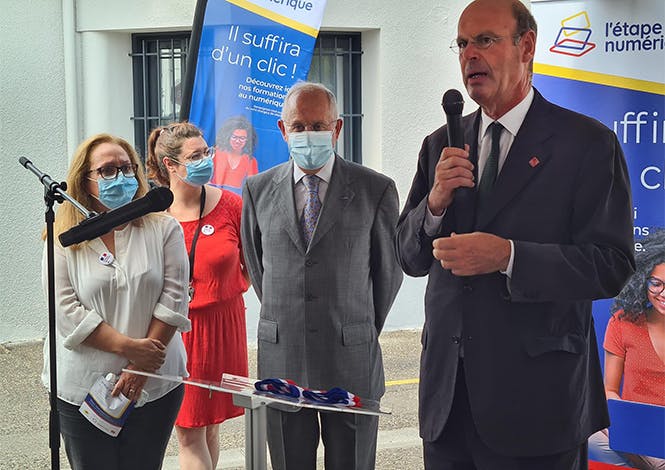 Éric Lombard, directeur général de la Caisse des Dépôts et Philippe Wahl, PDG du Groupe La Poste, inaugurent le premier espace « L’Étape Numérique » vendredi 23 juillet, à Agen. 