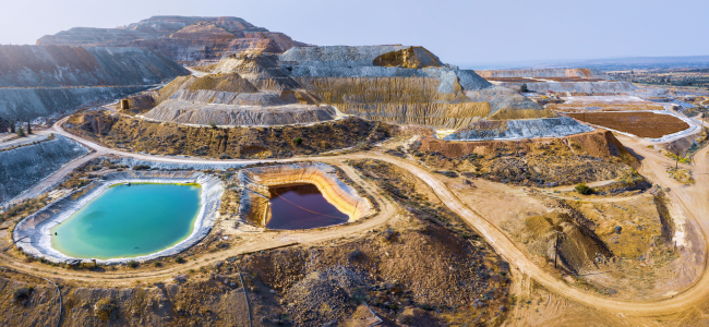 Panorama aérien de la mine de cuivre de Skouriotissa à Chypre avec plusieurs minerais et piscines multicolores