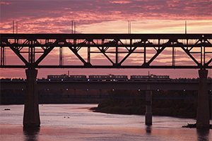 Le tramway d’Edmonton sur un pont enjambant la rivière