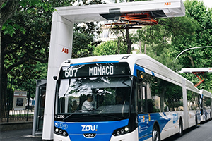 Recharge d’un bus par pantographe