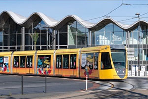 Le tramway du Grand Reims devant la gare TGV
