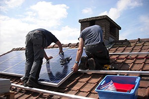Installation de panneaux solaires sur le toit d’une maison individuelle