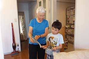 Enfant chez sa grand-mère