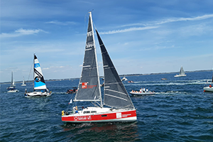 Le bateau de Pascal Coret aux couleurs de la Caisse des Dépôts et de CDC Développement solidaire