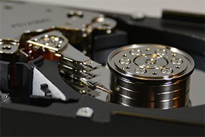 Disque dur. Les aimants jouent un rôle crucial dans le fonctionnement des disques durs traditionnels en permettant le stockage et la récupération des données par le biais de champs magnétiques.

