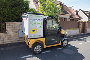 Distribution du courrier en voiturette électrique