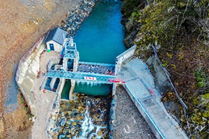 La prise d’eau de la centrale et sa passe à poissons sur la Sarenne 