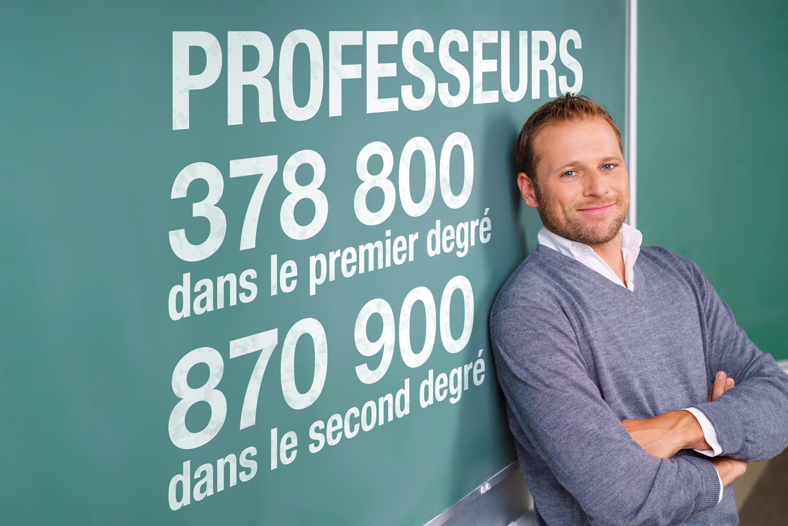 photographie d'un professeur adossé au tableau et texte sur le nombre de professeurs en France 378 800 dans le premier degré 870 900 dans le second degré 