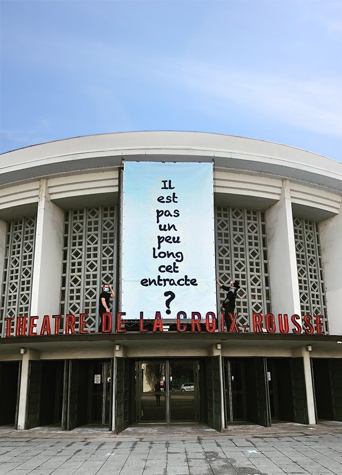 banderole déroulée sur la façade du théâtre de la Croix-Rousse à Lyon disant "Il est pas un peu long cet entracte ?" pour protester contre la fermeture des lieux de culture