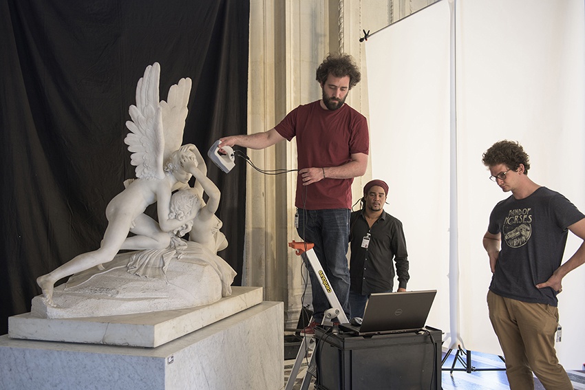 Techniciens du Louvre prenant des mesures d'une oeuvre du sculpteur italien Canova en vue de sa numérisation 3D dans le cadre du projet France Collection 3D (AMI culture et patrimoine 1).