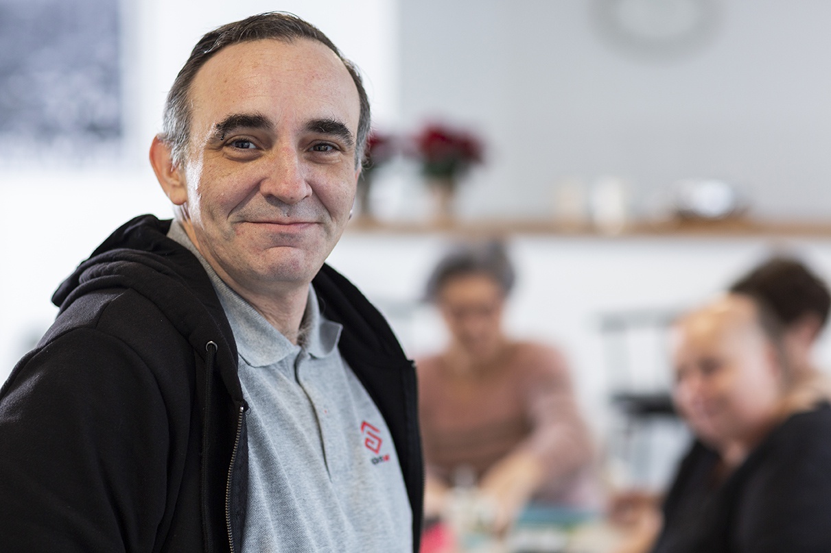 Francis Le Bris est gardien régisseur de la résidence pour seniors « Les Violennes », gérée par CDC Habitat, à Bussy-Saint-Georges (77). Composée d’une centaine de logements sociaux munis d’équipements adaptés aux seniors, la résidence se démarque par le lien social chaleureux qui s’y est tissé.