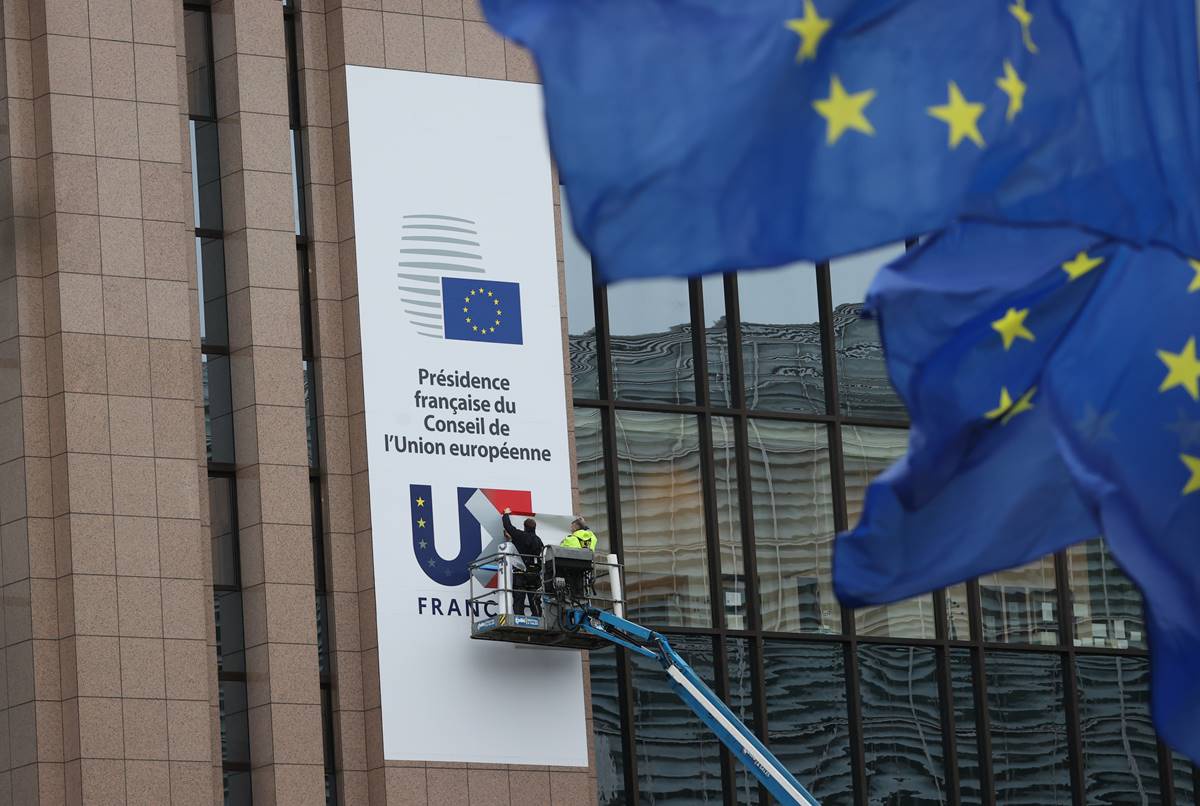 installation du logo de la présidence française de l'Union européenne pour 6 mois du 1er janvier au 1er juin 2022