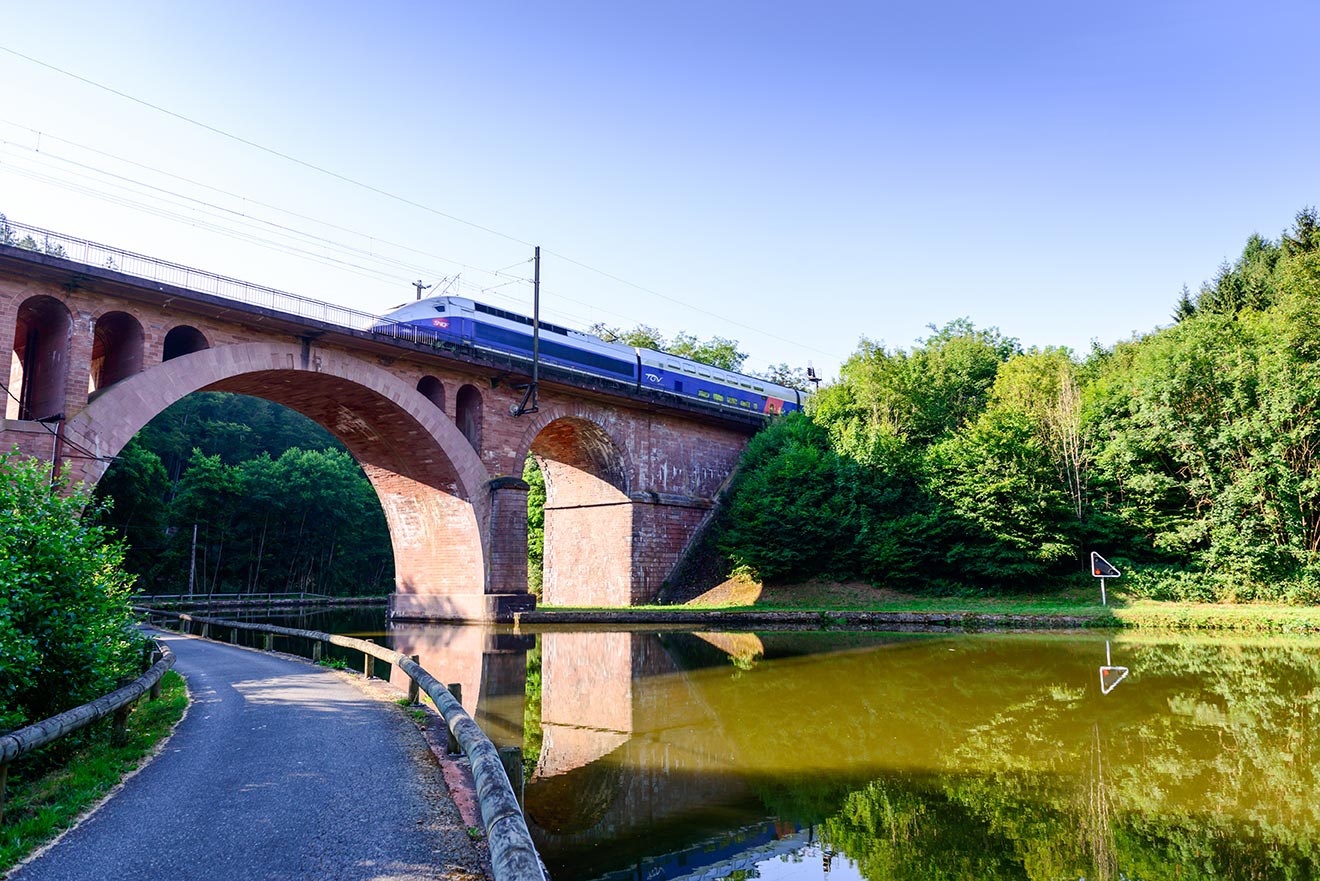 La construction européenne passe aussi par l’édification de grandes infrastructures, notamment de transports. La Caisse des Dépôts a ainsi investi dans le TGV Est européen de Paris à Strasbourg, mis en service en 2007. Ici, une rame du TGV Est sur le pont à Lutzelbourg en Moselle. 