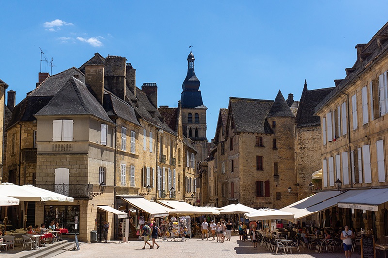 centre-ville moderne de Sarlat en Dordogne 
