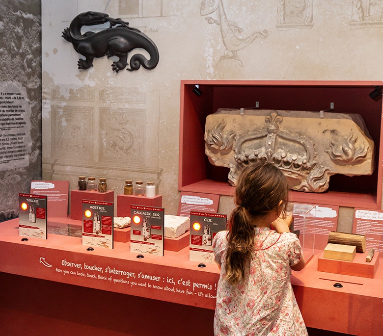 fillette manipulant des blocs de calcaire différents au Logis des enfants de Chambord, sponsorisé par le mécénat de la Caisse des Dépôts dans le cadre de son programme architecture et paysage 