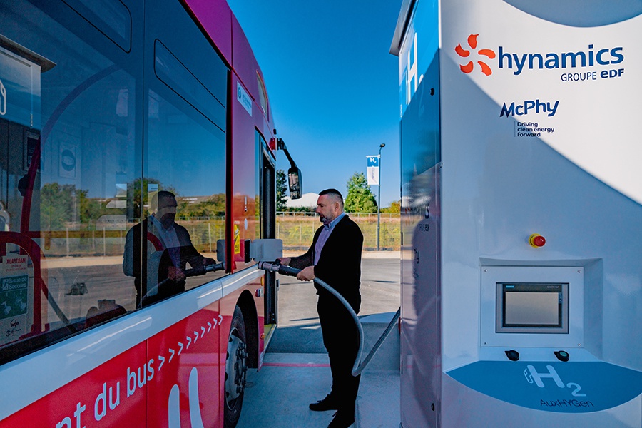 chauffeur de l'opérateur Transdev rechargeant un bus à la station hydrogène à Auxerre 