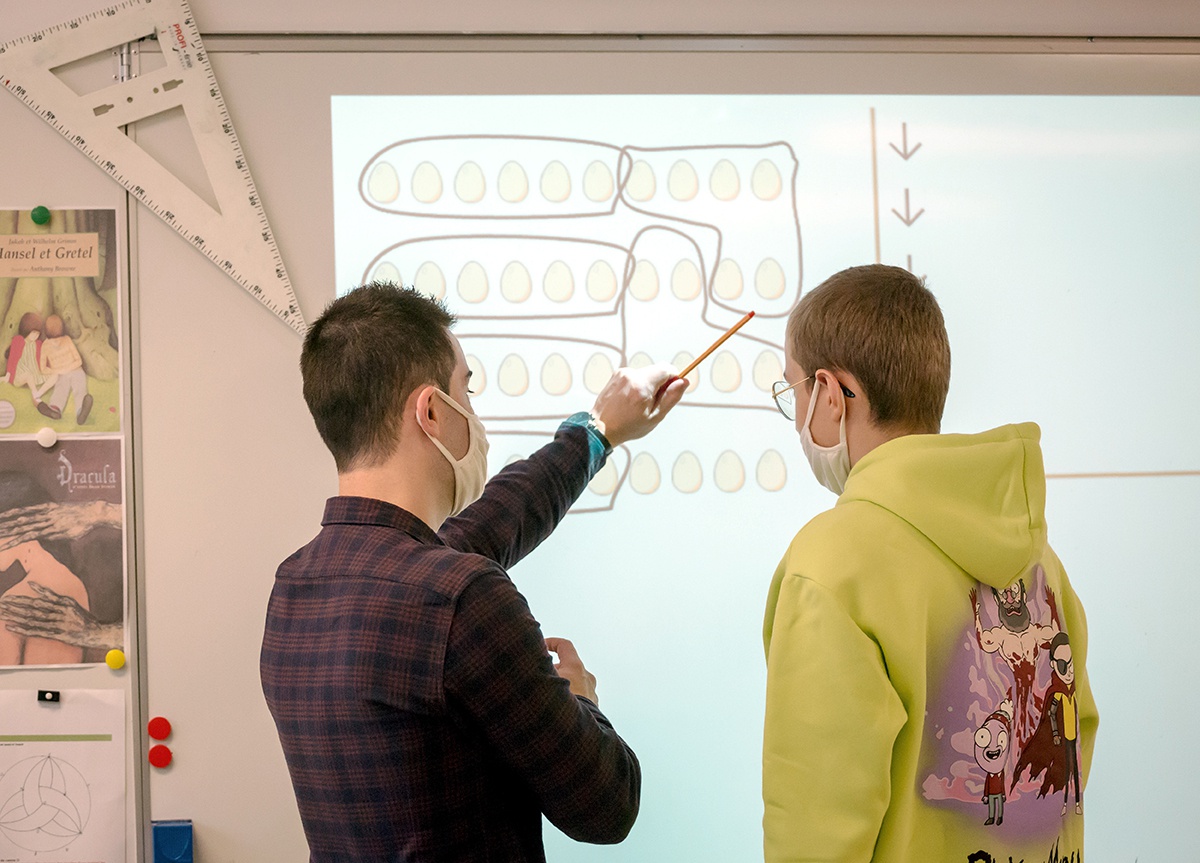 Un élève et son professeur devant un tableau numérique dans une section ULIS (unité localisée pour l’inclusion scolaire). Plus de 400 000 enfants handicapés étaient scolarisés en milieu ordinaire en France à la rentrée 2021, soit +19% en 5 ans (source : Education nationale)