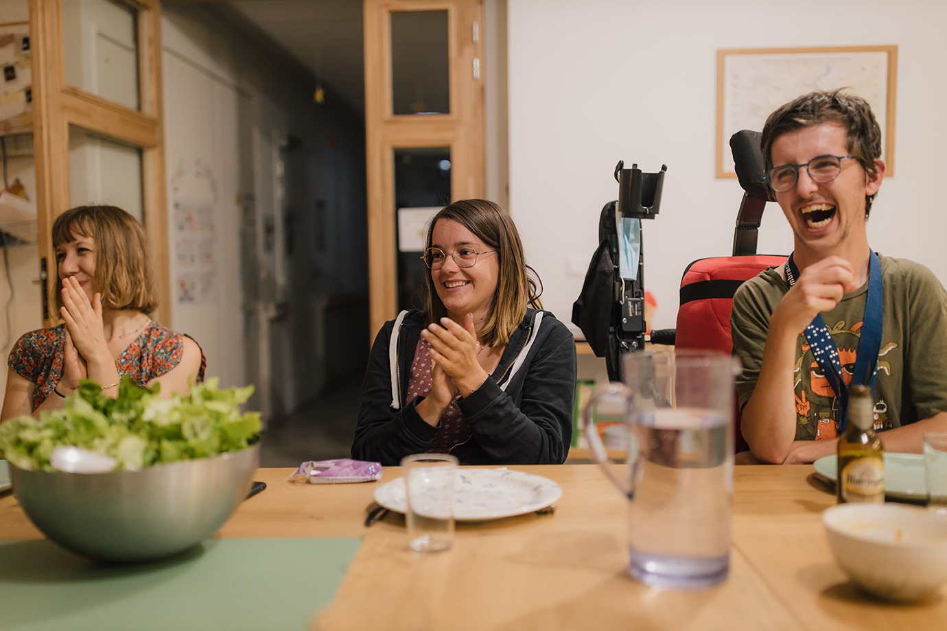 L’association Simon de Cyrène gère trois maisons partagées, où vivent ensemble des colocataires valides et non valides, à Nantes (Loire-Atlantique), grâce au soutien de CDC Habitat, qui s’engage ainsi au service des publics fragiles. Reportage réalisé en 2021. Jeunes partageant un moment de convivialité