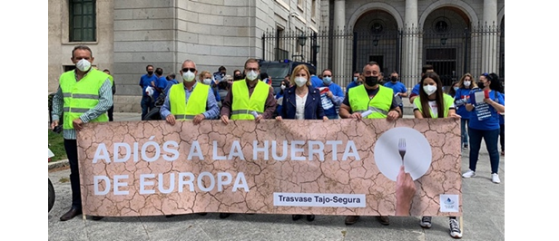 Manifestation d’agriculteurs opposés à  une  réduction du débit du transfert Taje-Segura en 2021. Sur la banderolle, on peut lire : « Adieu au potager de l’Europe ». 