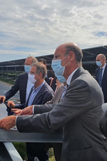 Pose du premier panneau photovoltaïque de la centrale solaire urbaine de Labarde à Bordeaux par Jean-Louis Nass, président de l’entreprise JPee et Eric Lombard, DG de la Caisse des Dépôts