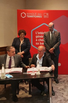 signature de l’Aqua prêt et d’un Mobi prêt pour un montant total de 4,4M€ pour les travaux sur les réseaux d’eau et d’assainissement entre la Banque des Territoires et Jean-Marc Signoret, maire de Hourtin