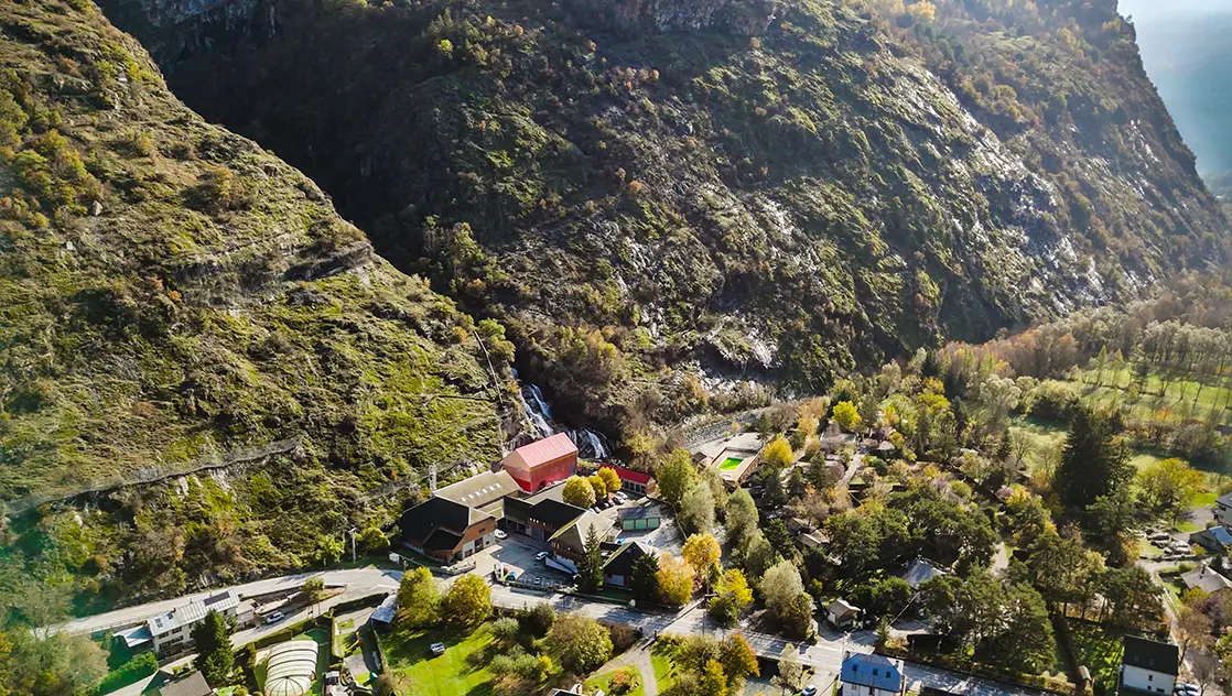 vue de la centrale hydroélectrique de la Sarenne dans le massif des Ecrins