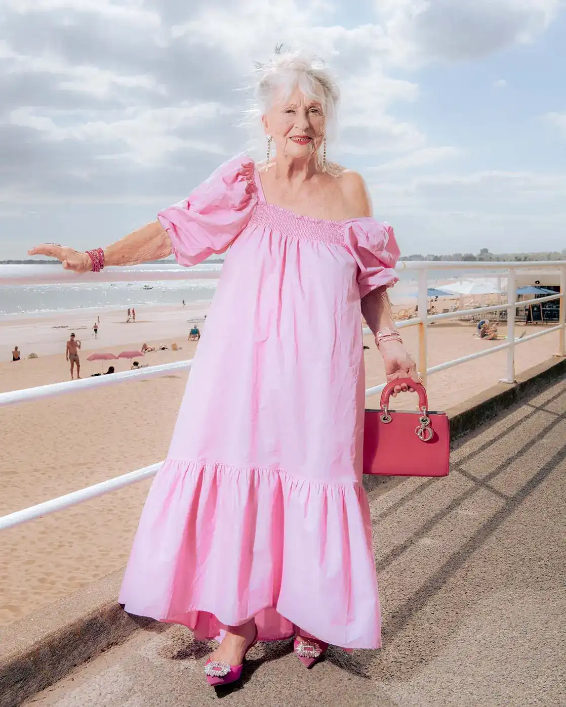 Dame âgée en bord de mer