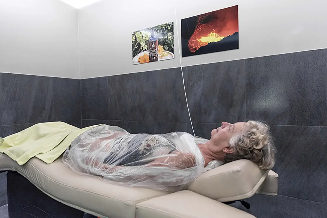 Femme recevant des soins thermaux