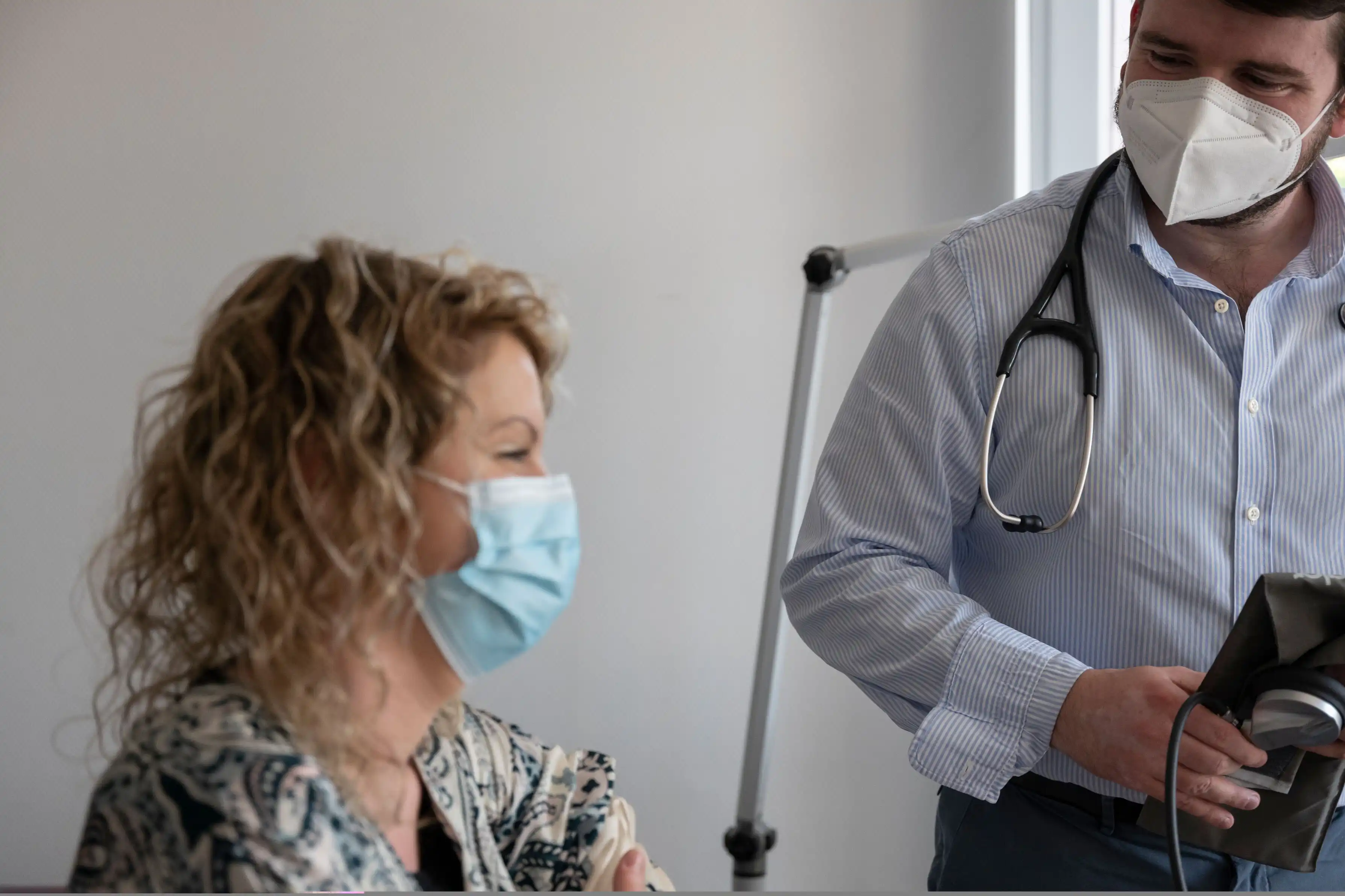 Un médecin regarde sa patiente
