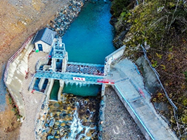 La prise d’eau de la centrale et sa passe à poissons sur la Sarenne 