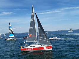 Le bateau de Pascal Coret aux couleurs de la Caisse des Dépôts et de CDC Développement solidaire