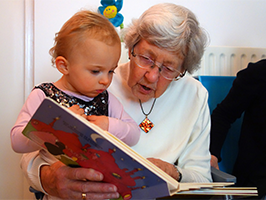 Une dame lit un livre à un enfant