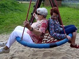 illustration 2 mamies s'amusent