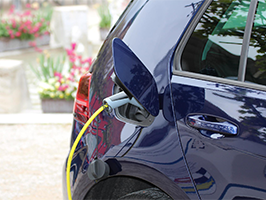 Recharge de la batterie électrique de la voiture