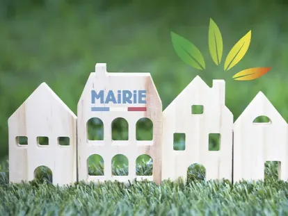 Petite maisons en bois dans la pelouse