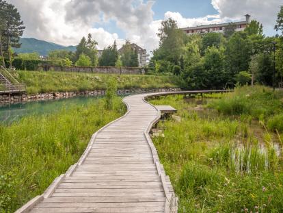 Aménagement urbain passerelle sur marais