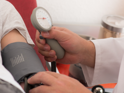 Médecin auscultant un patient