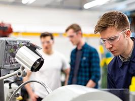 ingenieurs dans un laboratoire