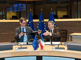 Illustration de deux hommes à la Commission européenne