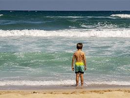 Enfant face à l'océan 
