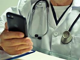 médecin devant son téléphone portable 