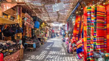 Vue d'une allée dans le souk de Marrakech