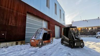 Photo illustrant le Karbike, un exemple de véhicule pesant 80 kg permettant de transporter deux personnes quelle que soit la météo. 
