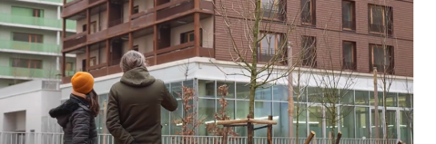 Deux personnes devant un immeuble