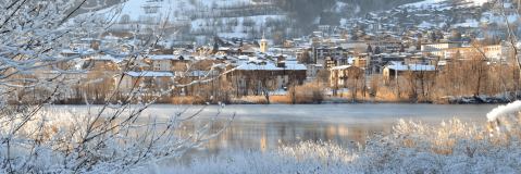 Station de montagne enneigée